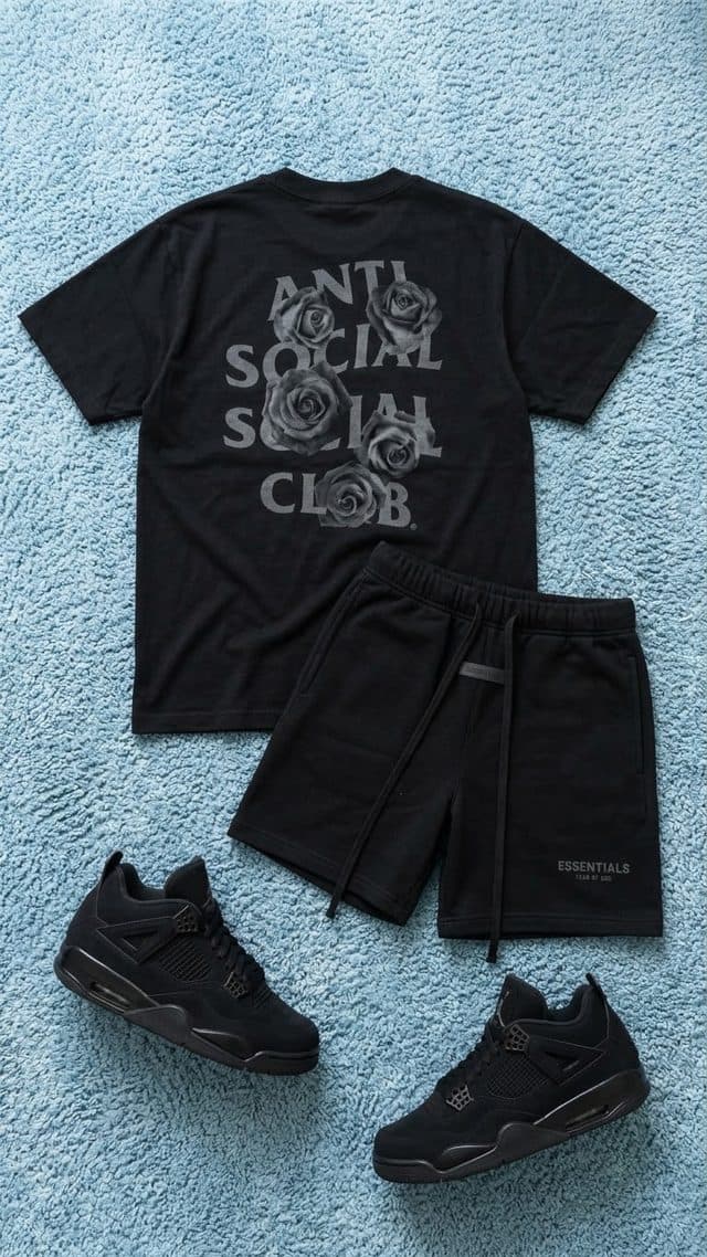 Outfit total black montado: sudadera, shorts y Jordan 4